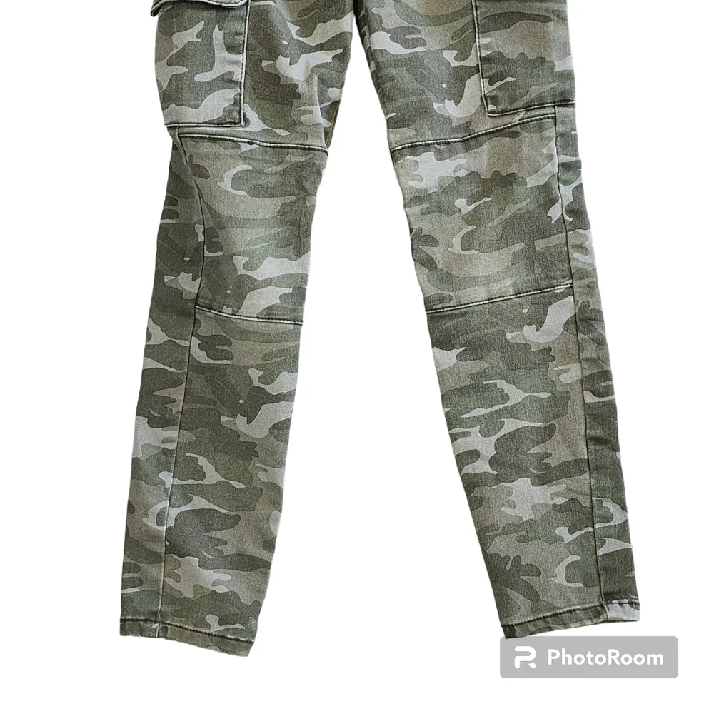 Girls Justice Camouflage pull on pants size 8.